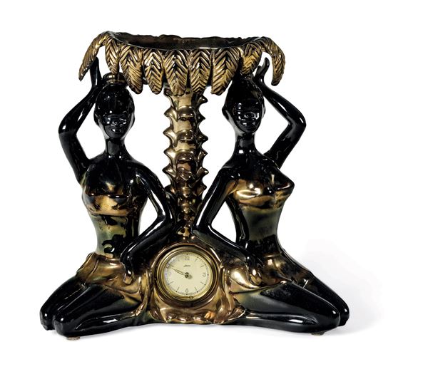 Orologio da tavolo in porcellana nera e dorata. XX secolo