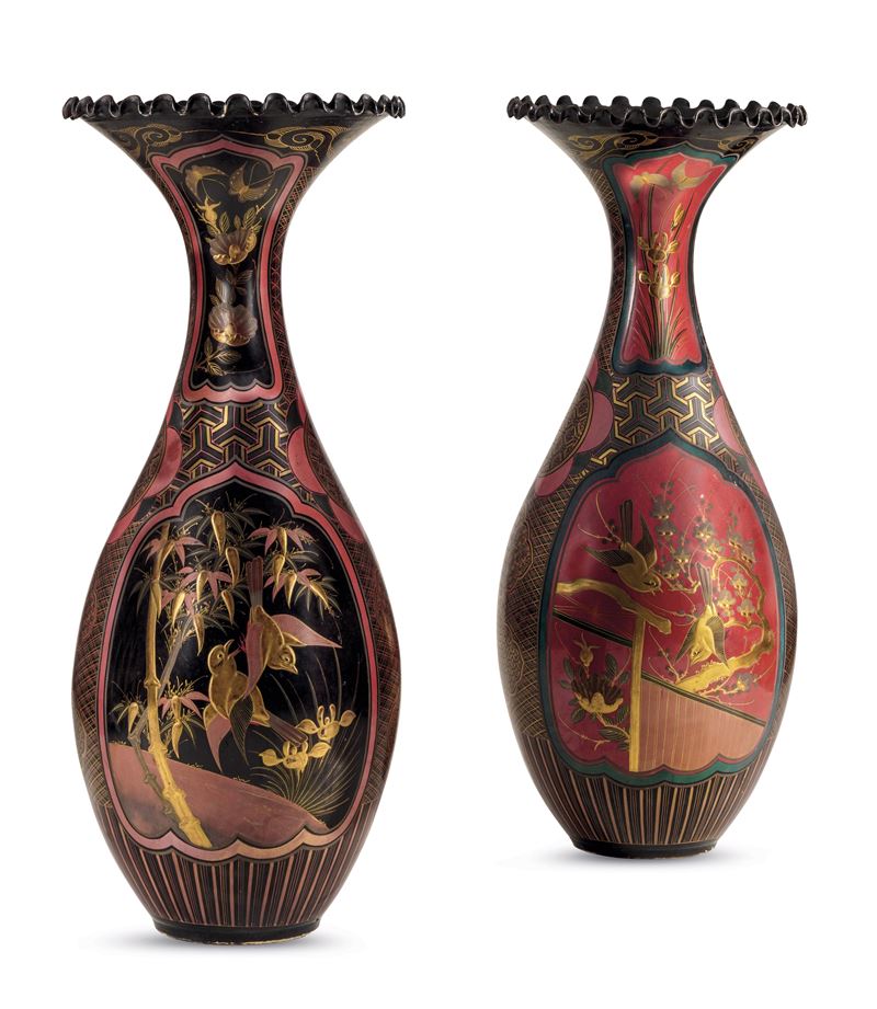 Vasi in porcellana laccati a fondo nero con uccelli entro riserve e decori geometrici, Giappone, XIX secolo  - Asta Sei Secoli di Arti e Arredi - III - Cambi Casa d'Aste