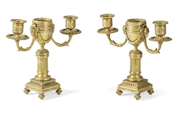 Coppia di piccoli candelabri in bronzo dorato. XIX secolo