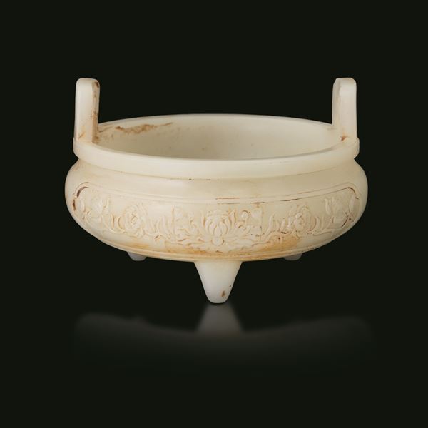 Incensiere tripode in giada bianca e russet con motivi naturalistici scolpiti, Cina, Dianstia Qing, marca e del periodo Qianlong (1736-1796)