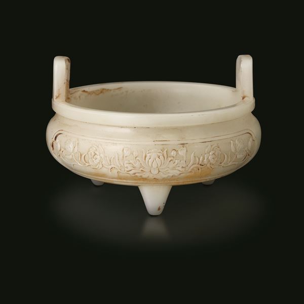 Incensiere tripode in giada bianca e russet con motivi naturalistici scolpiti, Cina, Dianstia Qing, marca e del periodo Qianlong (1736-1796)