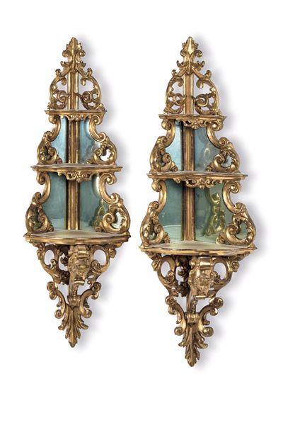 Quattro Angolari Pensili in Legno Intagliato e Dorato e Specchi. XVIII-XIX Secolo