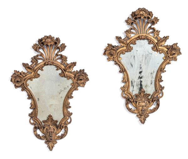 Coppia di specchierine in legno intagliato e dorato. XX secolo
