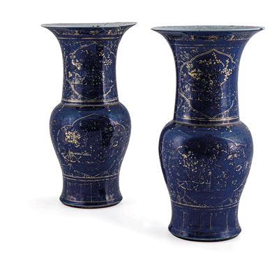 Coppia di Vasi in Porcellana Monocroma Blu Poudrè con Decoro in Oro a Soggetto Naturalistico, Cin...