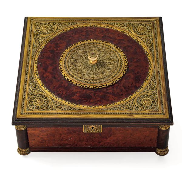 Scatola in radica, bronzo dorato, traforato e cesellato. XIX-XX secolo