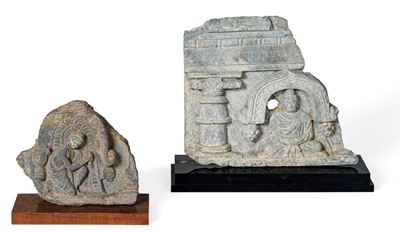 Lotto Composto di Due Rilievi Scolpiti in Pietra Raffiguranti Soggetto in Preghiera e Buddha Amit...