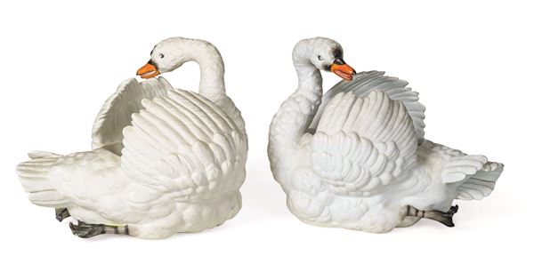 Coppia di vasi a forma di cigno Probabilmente Turingia, Manifattura di Sitzendorf, seconda metà del XIX secolo 