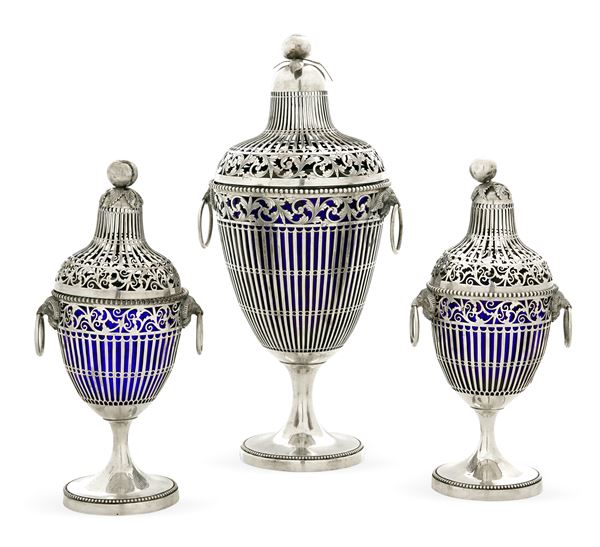 Set con mostardiera e coppia di senapiere. Probabilmente Hanau XIX-XX secolo