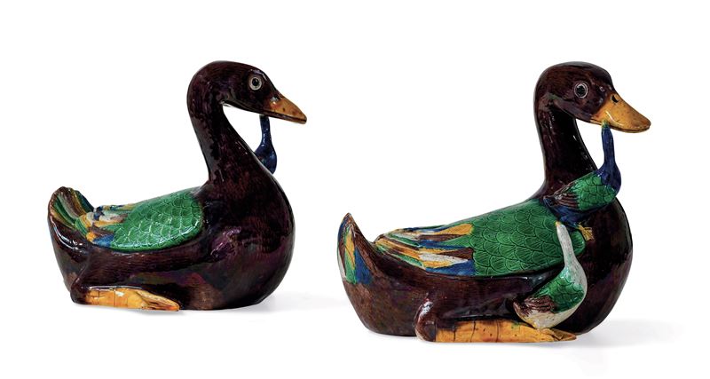 Coppia di papere in porcellana policroma, Cina, inizio XX secolo  - Auction Six Centuries of Arts and Furnitures - III - Cambi Casa d'Aste