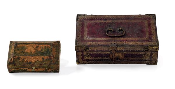 Scatola in legno rivestita in cuoio e scatola decorata ad arte povera. XIX secolo la prima con profili impressi e dorati, la seconda laccata e arricchita da paesaggi e figure orientali