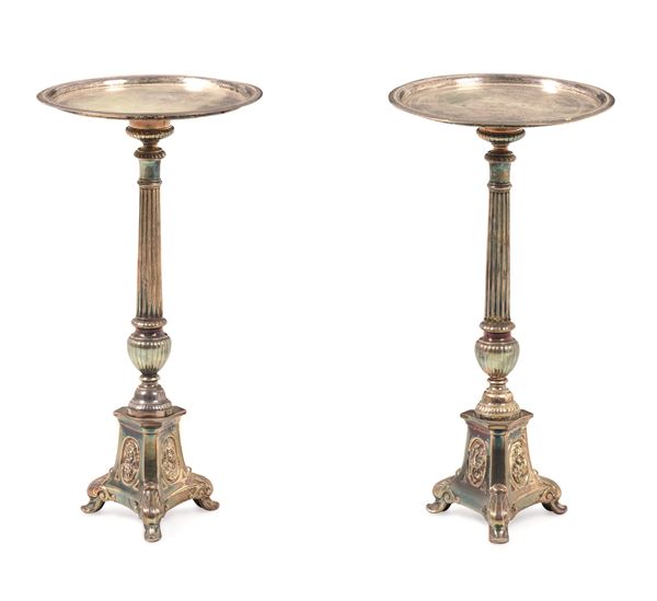 Coppia di candelieri in metallo argentato. XX secolo
