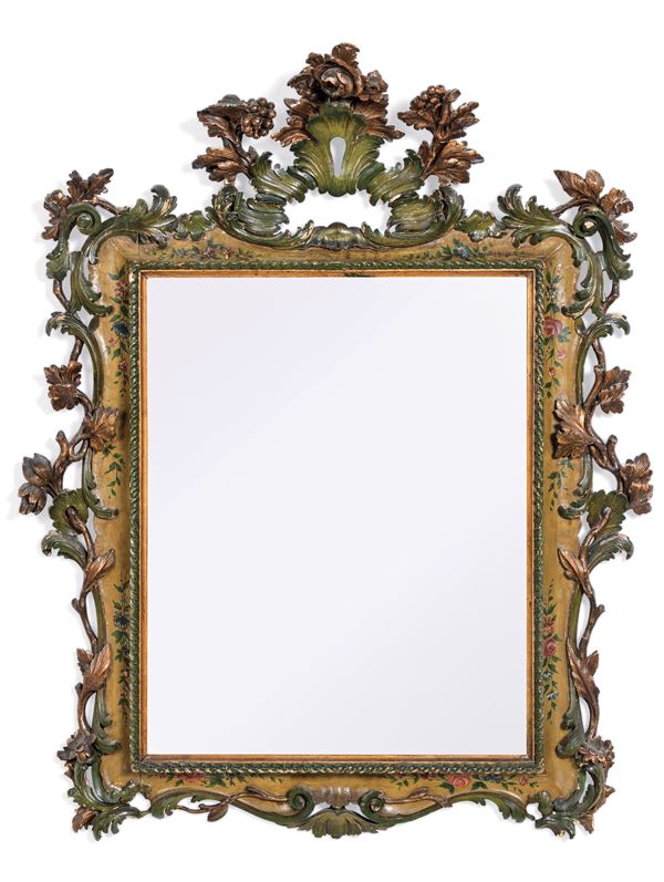 Specchiera in legno intagliato e laccato. XX secolo