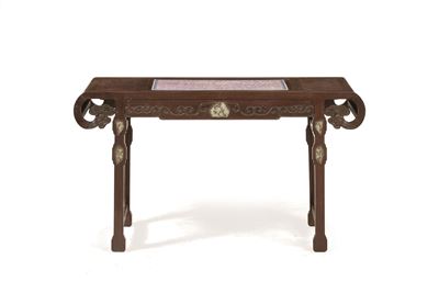 Importante Altare in Legno di Homu con un Inserto di una Grande Placca in Porcellana a Decori Nat...