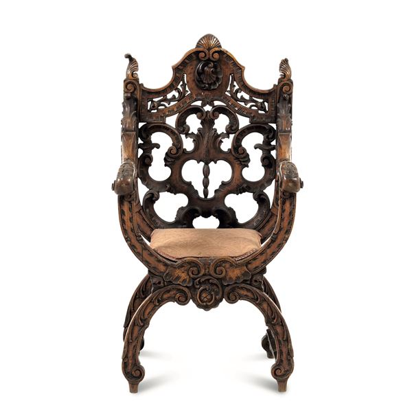 Poltrona in legno intagliato. XIX secolo