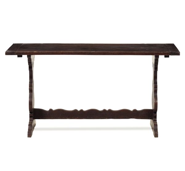 Tavolo in noce in stile. XX secolo