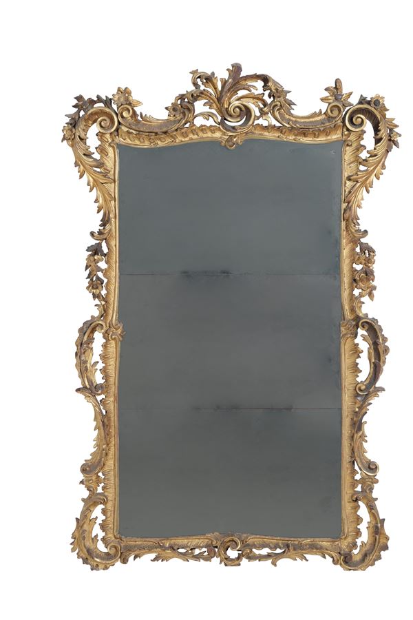 Specchiera in legno intagliato, traforato e dorato. XX secolo