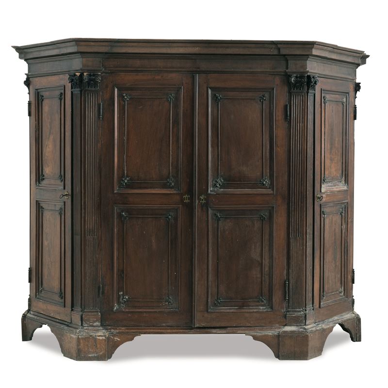 Grande armadio in noce intagliato. XVII-XVIII secolo  - Auction Six Centuries of Arts and Furnitures - III - Cambi Casa d'Aste