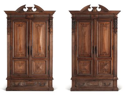 Coppia di Armadi Umbertini in Legno Intagliato. Fine del XIX Secolo