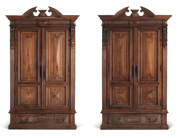 Coppia di armadi umbertini in legno intagliato. Fine del XIX secolo
