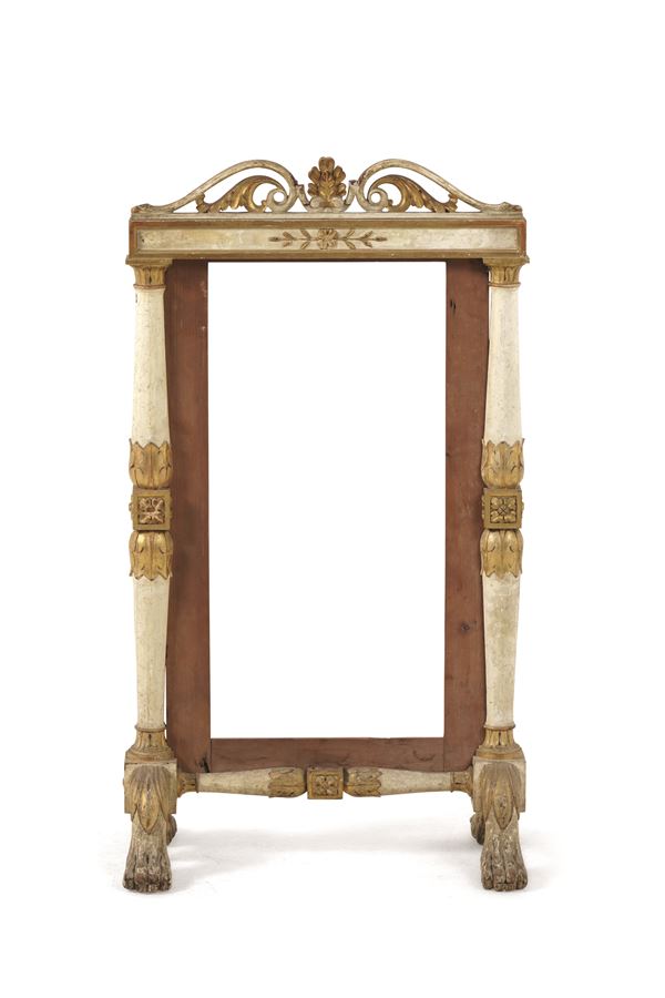 Parascintille neoclassico in legno intagliato, laccato e dorato. XIX secolo