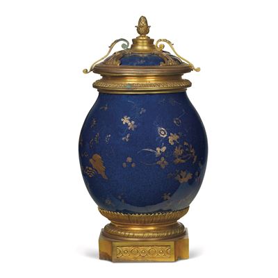 Potiche in Porcellana Blu Poudrè con Montatura in Bronzo Dorato a Fondo Blu con Decoro Dorato Nat...