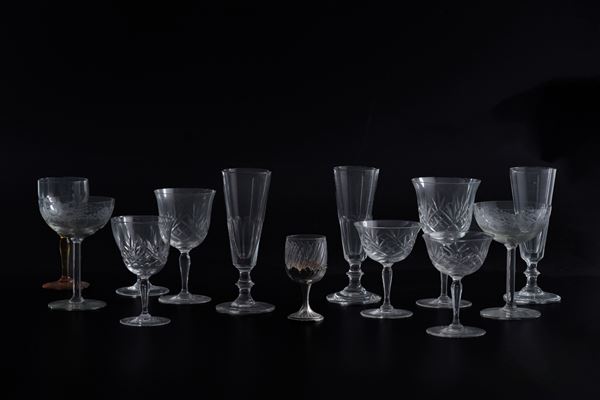 Miscellanea di tredici bicchieri in vetro e cristallo molato. XX secolo