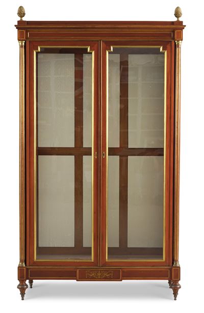 Vetrina in Mogano con Filetti in Ottone Dorato e Fascia con Intarsio Centrale, Russia XIX Secolo