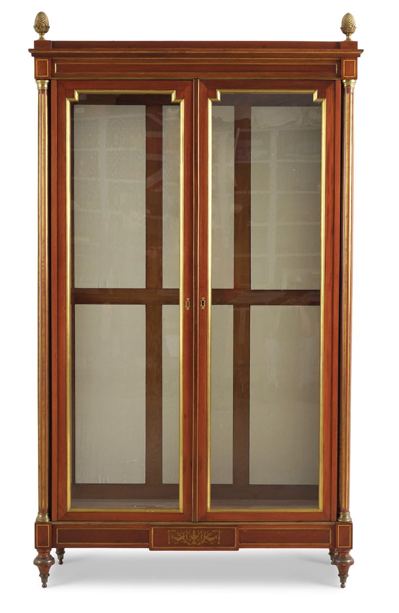 Vetrina in mogano con filetti in ottone dorato e fascia con intarsio centrale, Russia XIX secolo  - Auction Antique - Cambi Casa d'Aste