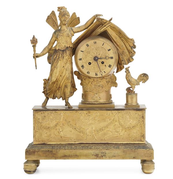 Pendola da tavolo in metallo dorato con figura allegorica femminile e gallo. XIX secolo