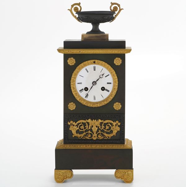 Pendola Carlo X "Borne" in bronzo dorato e patinato, Francia XIX secolo