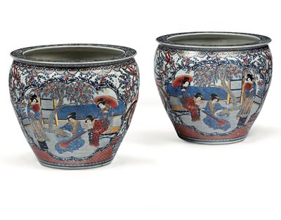 Coppia di Cachepots in Porcellana Policroma Raffigurante Scena di Corte con Fanciulle Entro Riser...