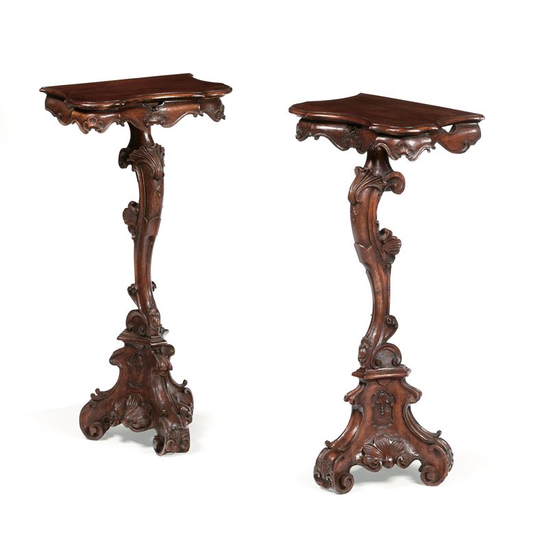 Coppia di gueridon in noce intagliato. Venezia, XVIII-XIX secolo  - Auction Six Centuries of Arts and Furnitures - III - Cambi Casa d'Aste