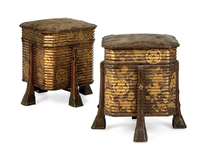 Coppia di contenitori in lacca dorata con motivi floreali, Giappone, periodo Edo (1603-1868), XVIII secolo  - Asta Sei Secoli di Arti e Arredi - III - Cambi Casa d'Aste