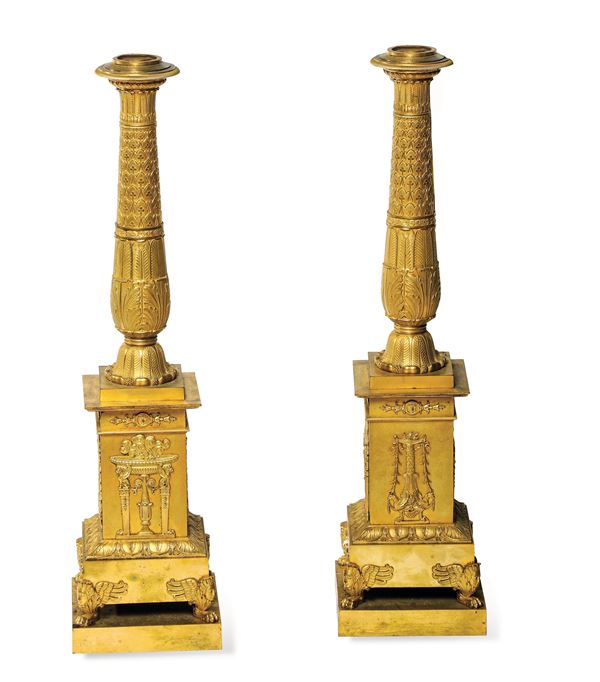 Coppia di grandi candelieri in bronzo dorato. XIX secolo