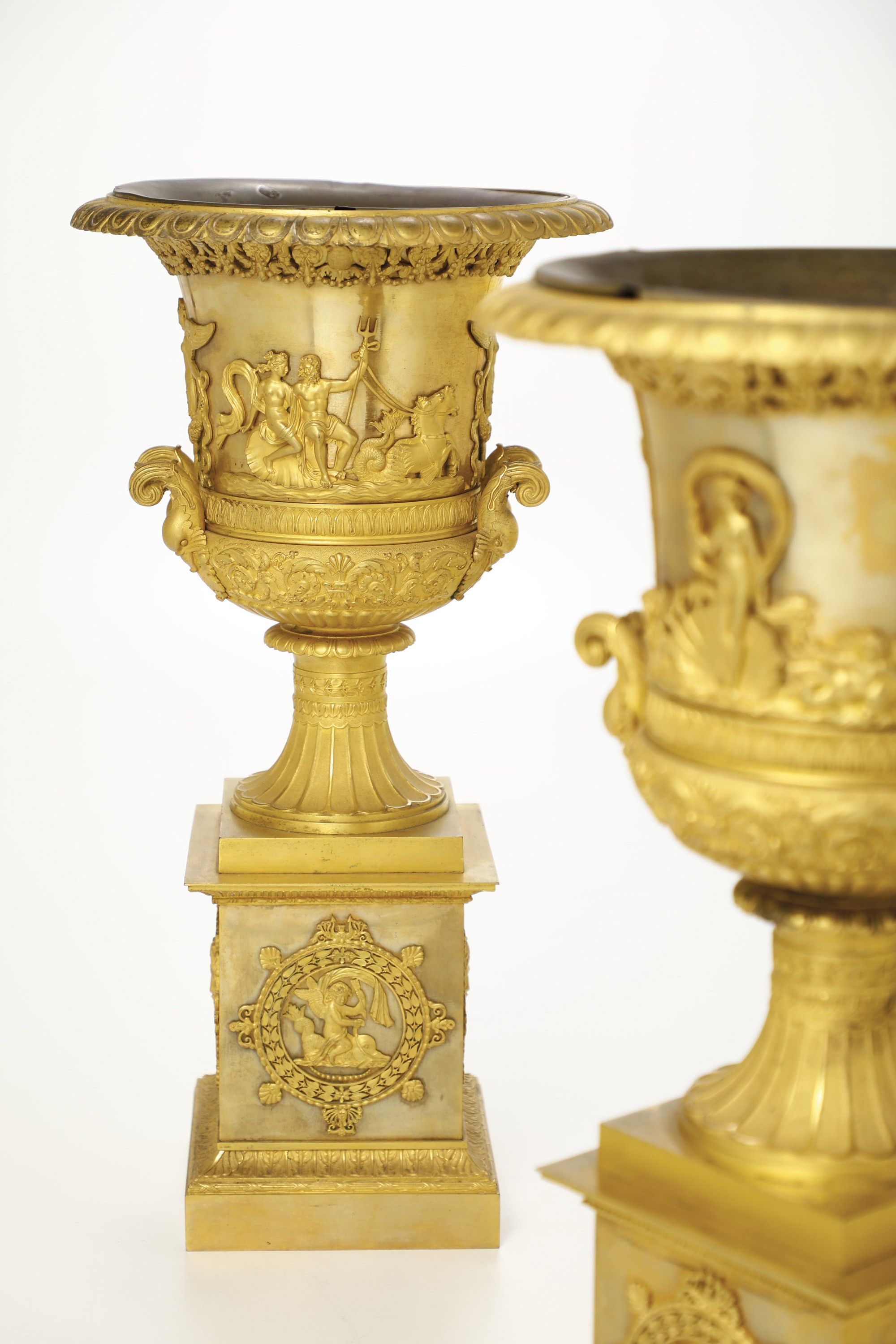 Coppia di Vasi "medici" di Gusto Neoclassico. XIX Secolo
