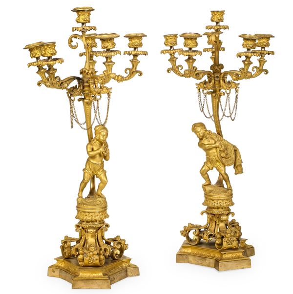 Coppia di candelabri a sei luci in bronzo fuso e dorato. XIX secolo