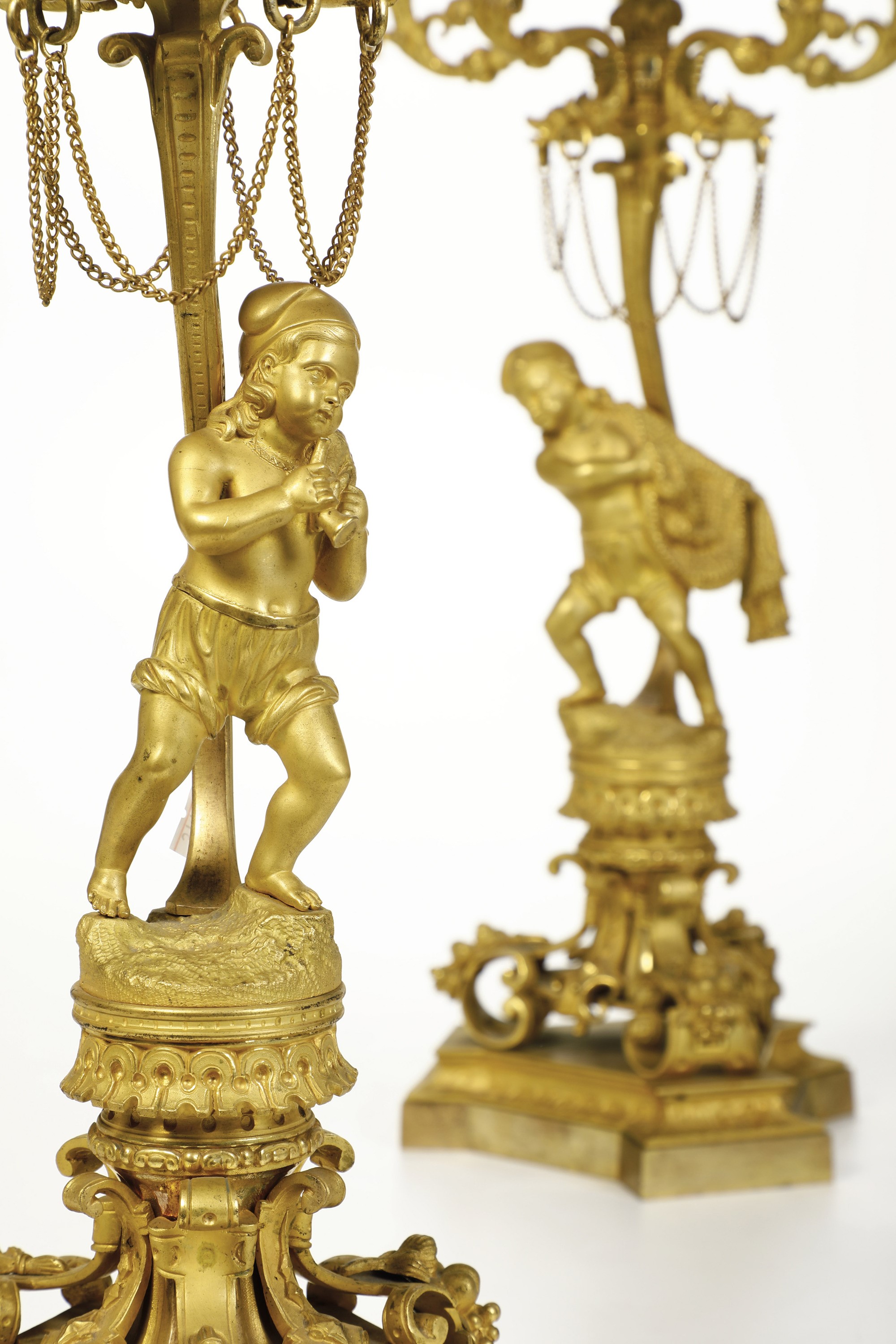 Coppia di Candelabri a Sei Luci in Bronzo Fuso e Dorato. XIX Secolo