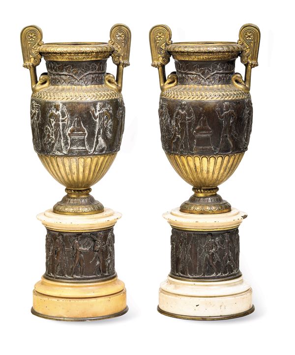 Coppia di vasi neoclassici in marmo e bronzo da modello tratto dall'antico. XIX secolo