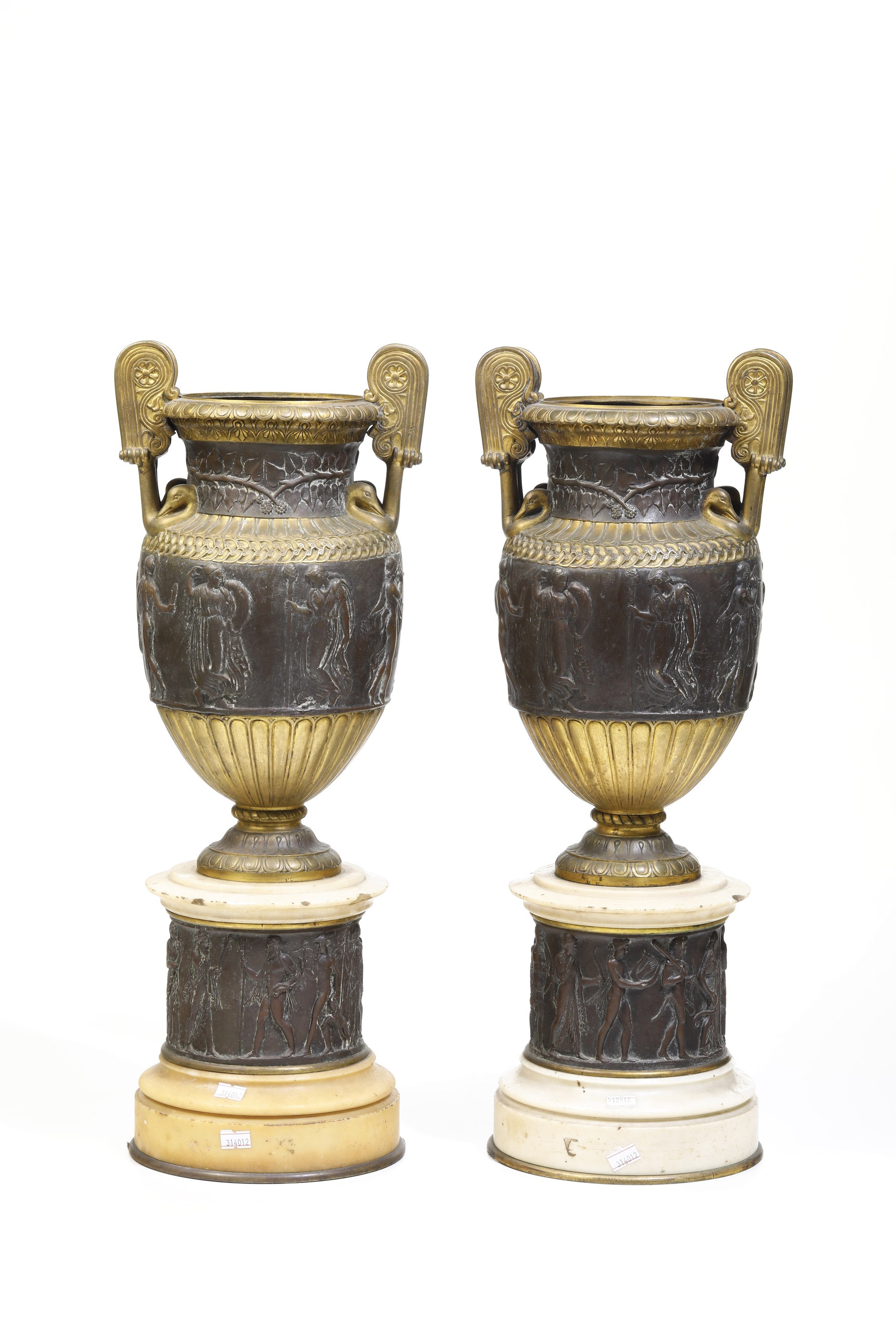 Coppia di Vasi Neoclassici in Marmo e Bronzo da Modello Tratto Dall'antico. XIX Secolo