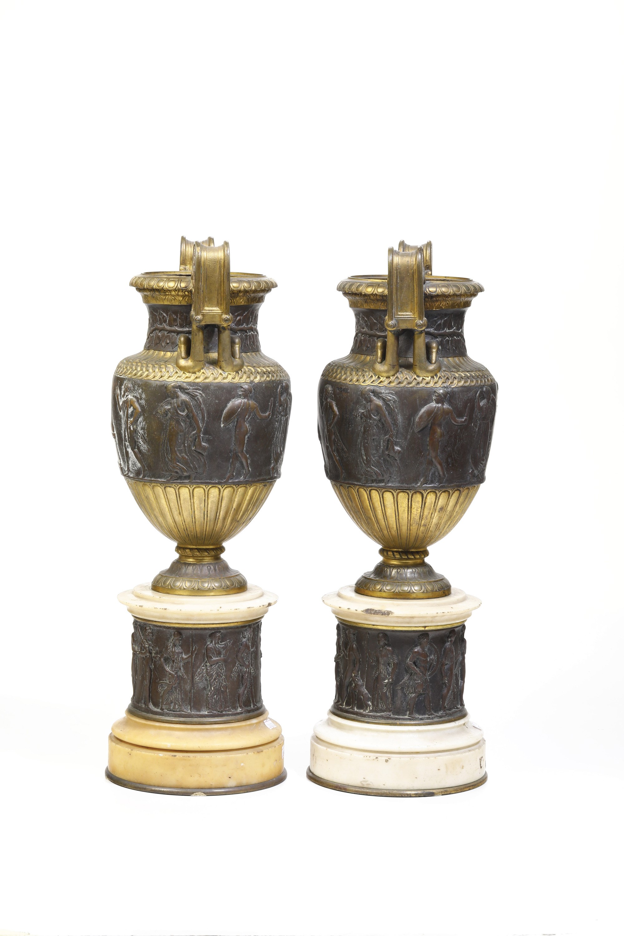 Coppia di Vasi Neoclassici in Marmo e Bronzo da Modello Tratto Dall'antico. XIX Secolo