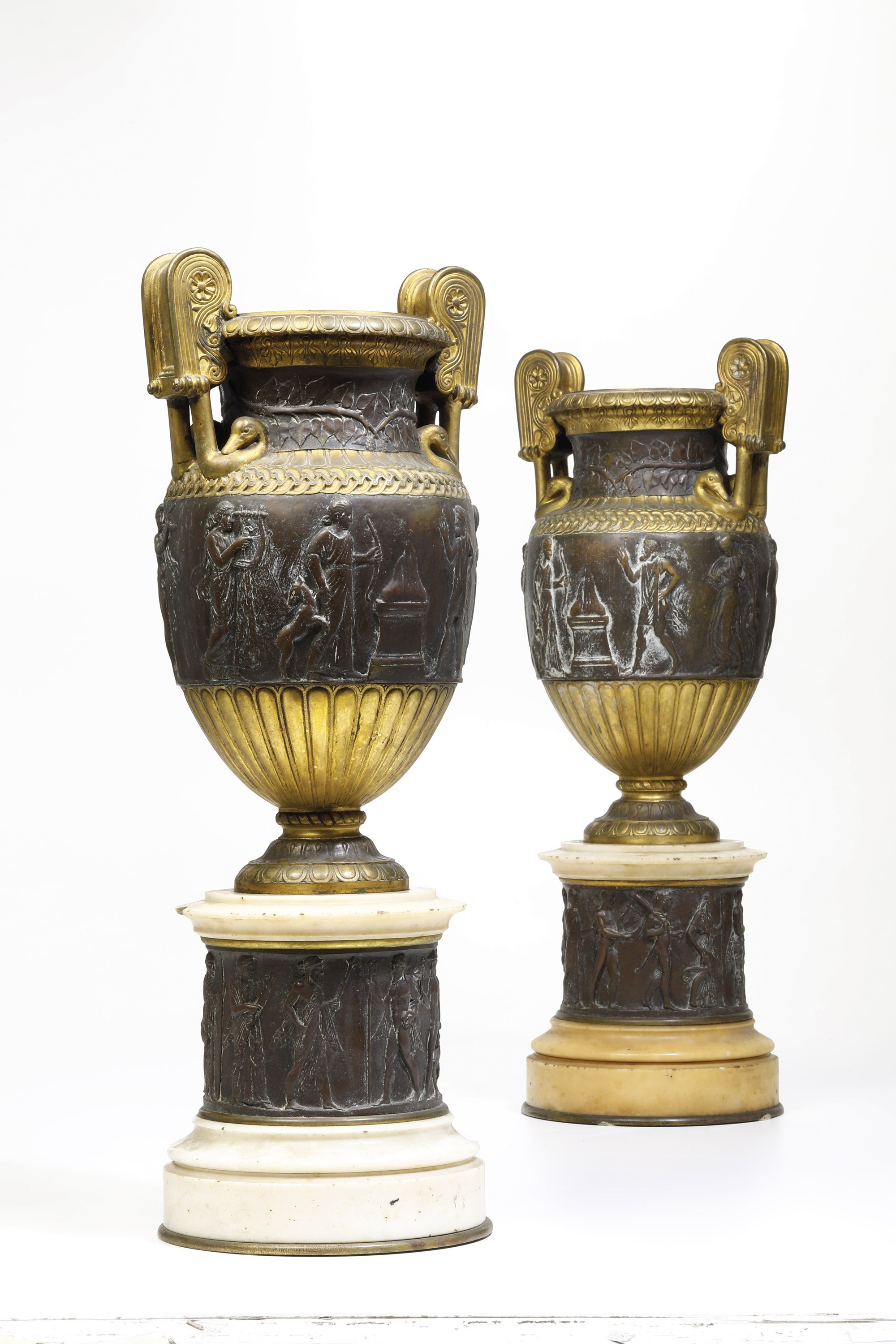 Coppia di Vasi Neoclassici in Marmo e Bronzo da Modello Tratto Dall'antico. XIX Secolo