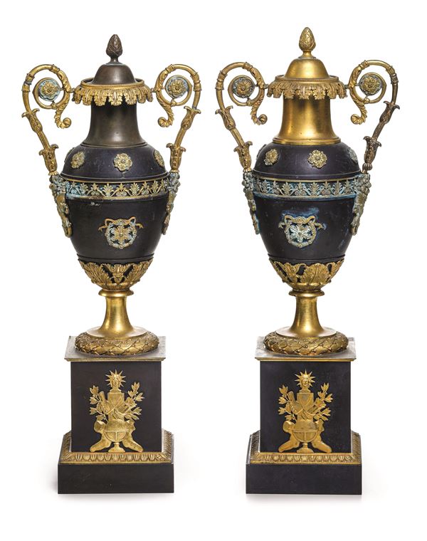 Coppia di vasi ad urna in bronzo patinato e bronzo dorato. XIX secolo
