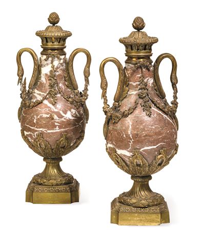 Coppia di Vasi con Coperchio in Stile Classico in Marmo Venato e Bronzo. Fine XIX Secolo