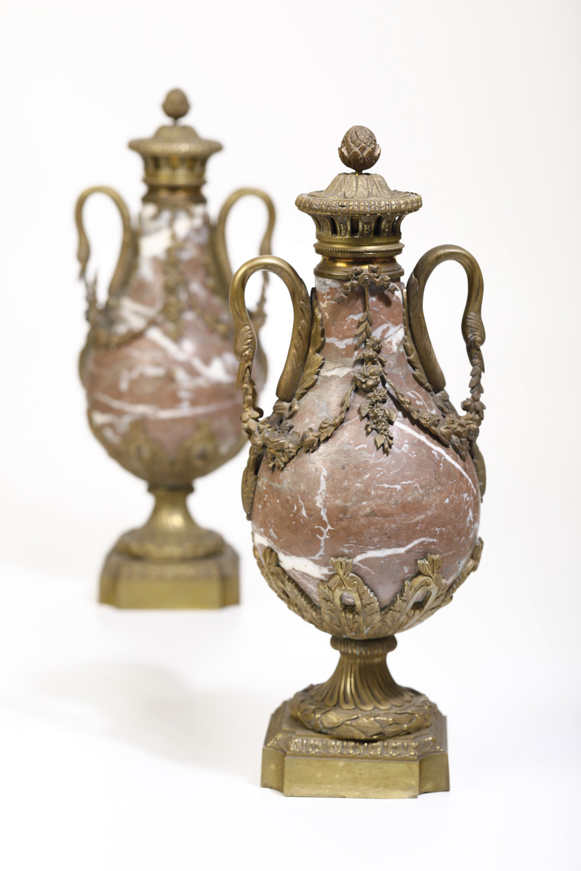 Coppia di Vasi con Coperchio in Stile Classico in Marmo Venato e Bronzo. Fine XIX Secolo