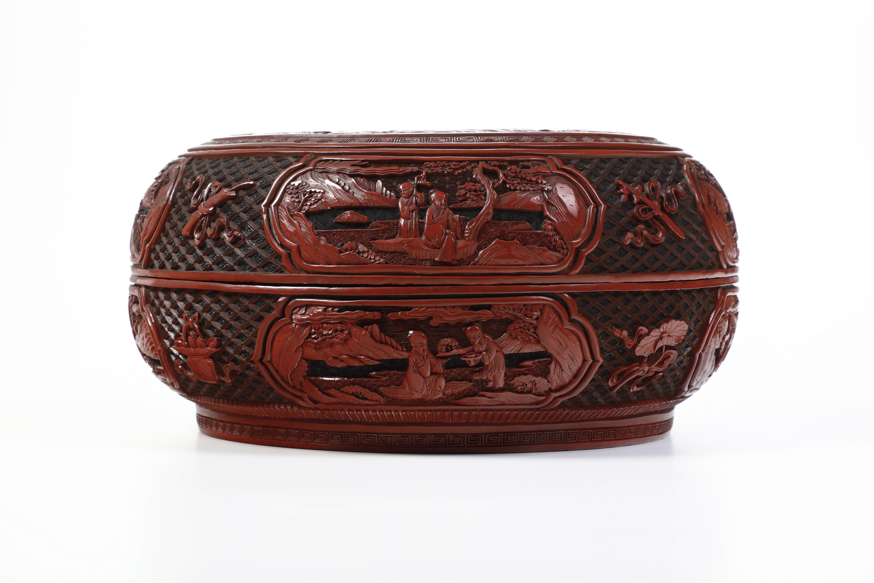 Scatola in Legno Laccato Rosso Raffigurante Scena di Corte, Cina, Dinastia Qing, XIX Secolo