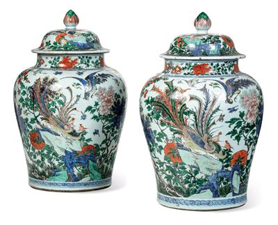 Coppia di Importanti e Grandi Potiches in Porcellana Raffigurante Paesaggio con Fenici e Decori F...