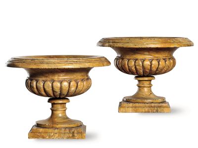 Coppia di Vasi a Tazza in Marmo Giallo. XIX-XX Secolo