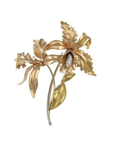 Spilla a soggetto floreale, montatura in oro giallo e oro bianco 750/1000