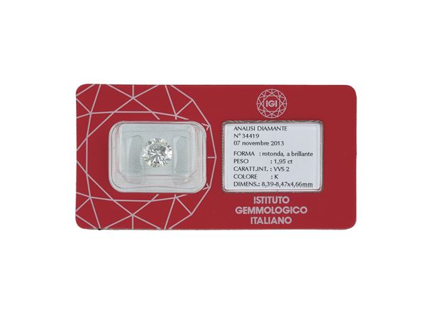 Diamante taglio rotondo a brillante di ct 1.95, colore K, caratteristiche interne VVS2, fluorescenza UV media