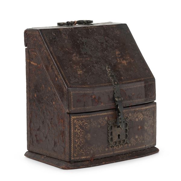 Portadocumenti in cuoio decorato in oro. XVIII-XIX secolo